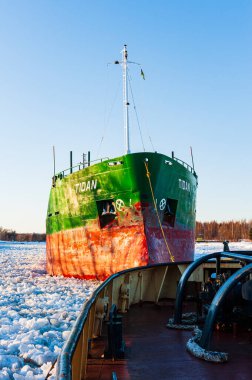 Römorkör yük gemisini çekiyor.