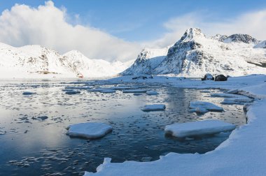 Norveç, Lofoten 'in dramatik dağ manzarasının kış manzarası