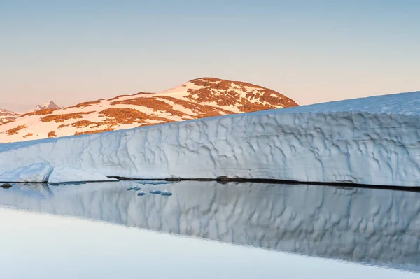 Lago Ghiaccio Fronte Paesaggio Montano Norvegia — Foto Stock