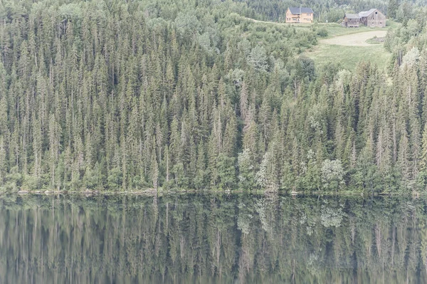 Edifícios Acima Ainda Lago Noruega — Fotografia de Stock