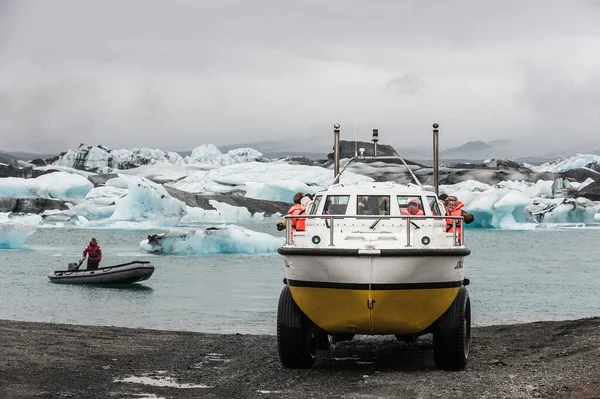 Anfibio Barco Con Turistas Islandia — Foto de Stock