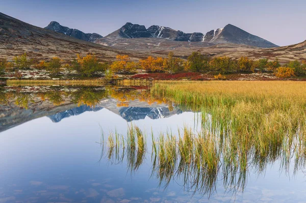 Отражение Гор Маленьком Озере Национальный Парк Рондане Норвегия Европа — стоковое фото