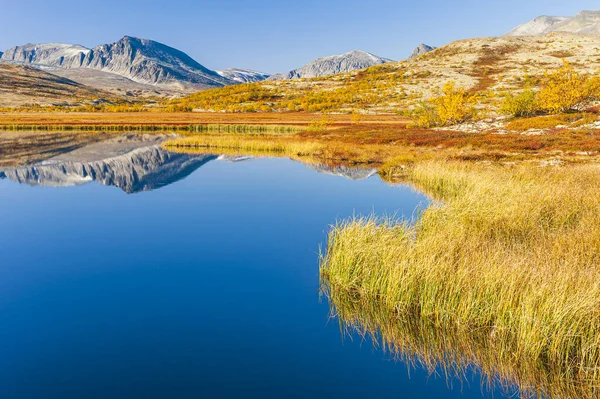 Hory Odrážející Jezeře Podzim Norsko — Stock fotografie