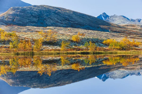 Riflessione Autunnale Sul Lago Nel Paesaggio Montano Norvegia — Foto Stock