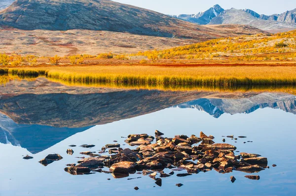 Podzimní Odraz Jezeře Horské Krajině Norsko — Stock fotografie