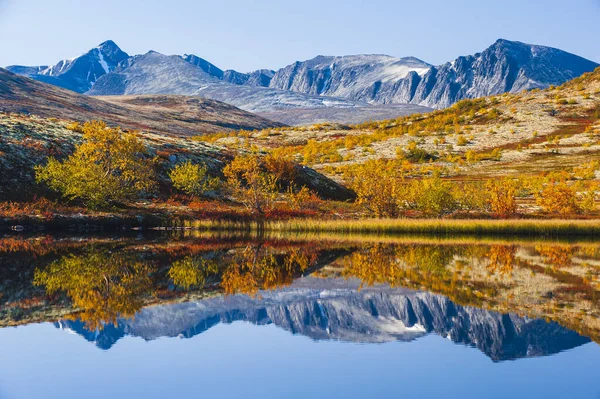 Горные Лыжи Спокойном Озере Осенью Норвегия — стоковое фото