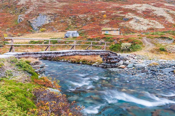 Eski Ahşap Kulübelerin Önündeki Tahta Köprü — Stok fotoğraf