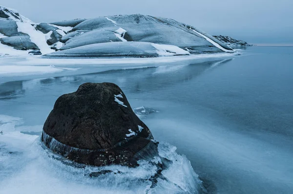 スウェーデンの凍結海岸線の石 — ストック写真