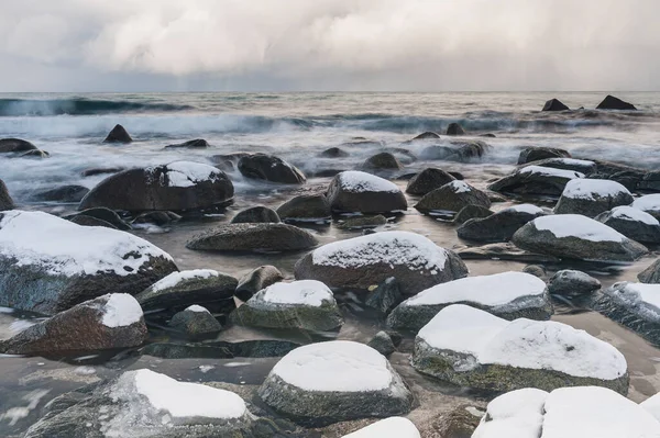 Kış deniz kıyısının güzel manzarası
