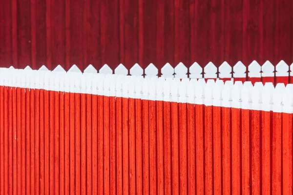 Kerítés Előtt Piros Fal — Stock Fotó