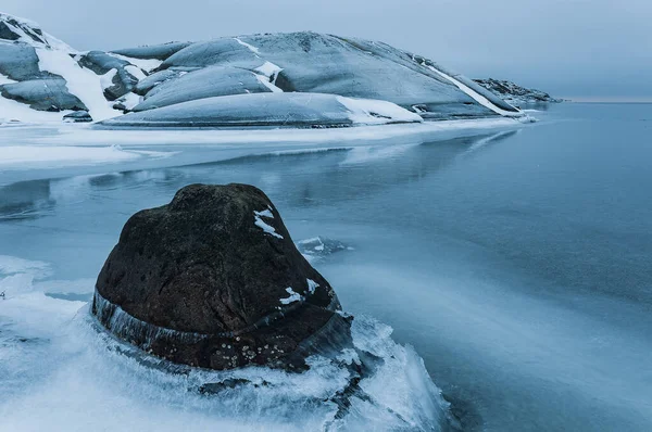 스웨덴의 얼어붙은 해안선에 — 스톡 사진
