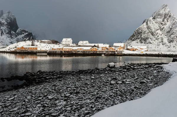 村前被雪覆盖的海岸线 — 图库照片