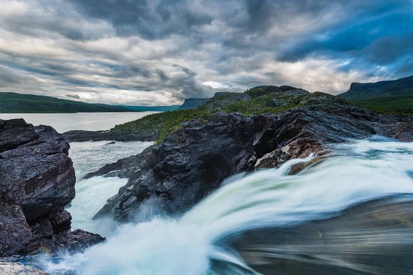 Cascata Fronte Lago Alle Montagne — Foto Stock