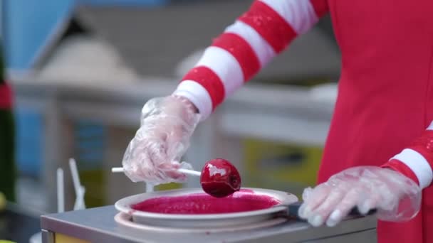 Artista Partido Crianças Luvas Descartáveis Oleadas Está Cozinhando Uma Sobremesa — Vídeo de Stock