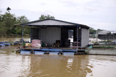 Nehirde balıkçı salı