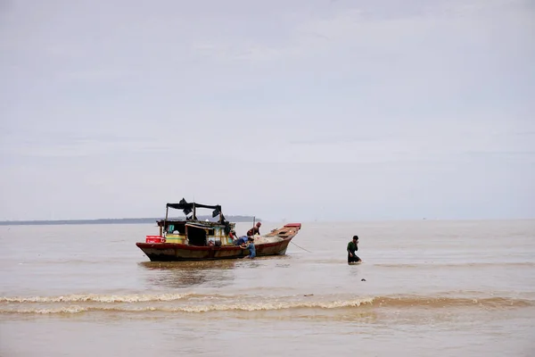 Человек Возвращается Рыбалки Море Стоковое Фото