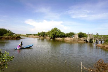 Yüzen kum tepeciğindeki eve giden köprü.
