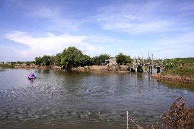 Yüzen kum tepeciğindeki eve giden köprü.