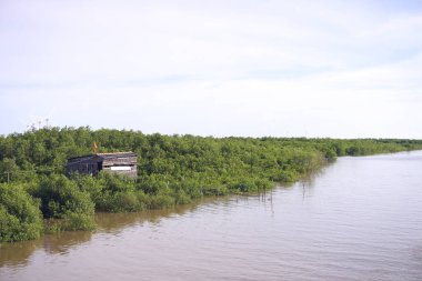 Sahilde gün batımı gölgesi 