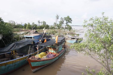 Tekne nehre demir attı.