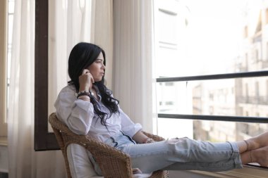 Kız pencereden dışarı bakıyor.