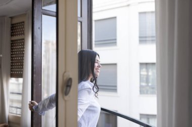 Otel odasında yaz tatili kızı.