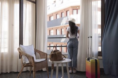 Otel odasında yaz tatili kızı.