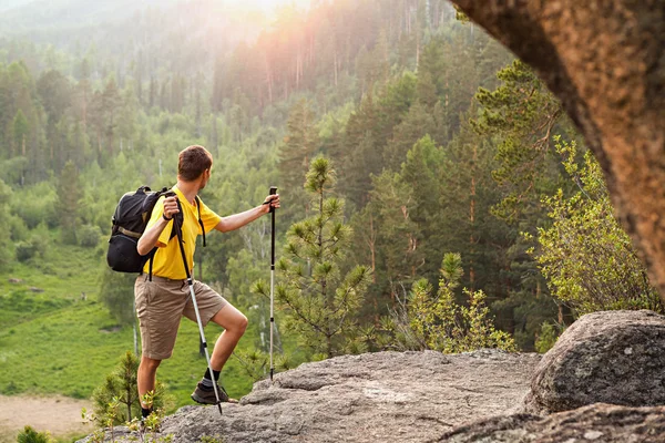 Backpacker gå upp berget — Stockfoto