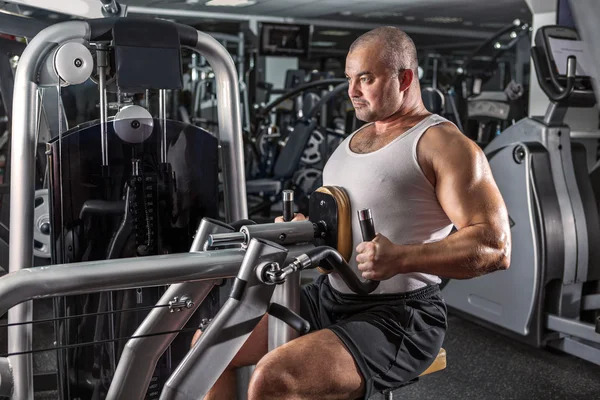 Man doen training met pull-down machine — Stockfoto