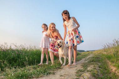 Aile yürüyüş whith köpek. 