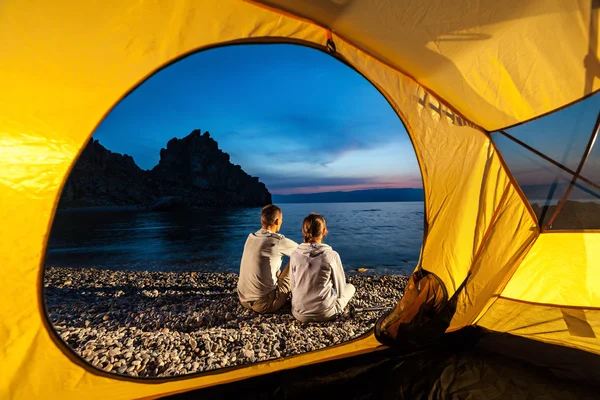 Paar zit in de buurt van tent — Stockfoto