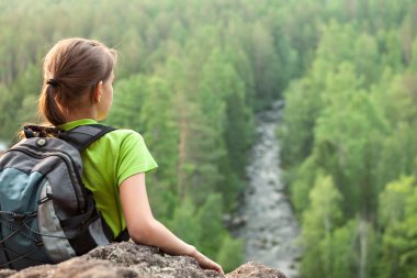 Genç backpacker dağ tepe mesafe içine arıyorum