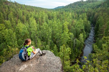 Genç backpacker dağ tepe mesafe içine arıyorum