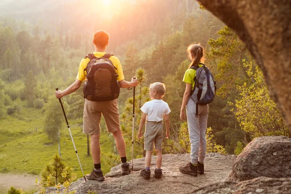Father and children go hiking — Stock Photo, Image