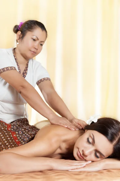 Junge Frau bekommt Massage im thai spa. — Stockfoto