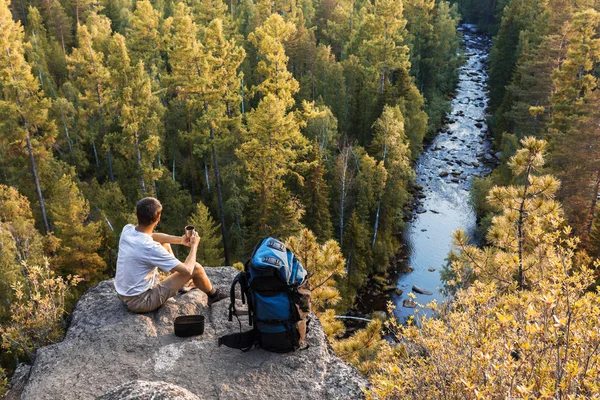 Backpacker regardant dans la distance du sommet de la montagne — Photo