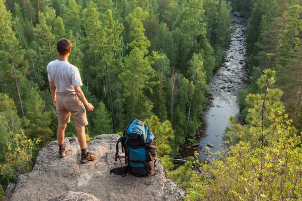 Turista na velké skále — Stock fotografie