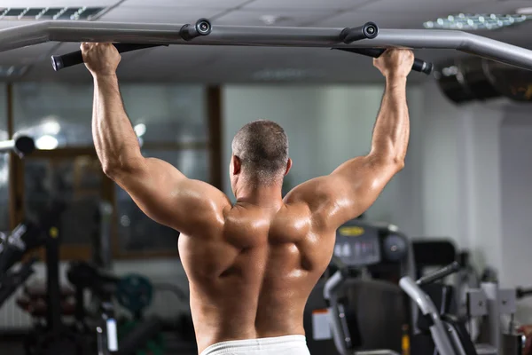 Man trekt in de sportschool — Stockfoto