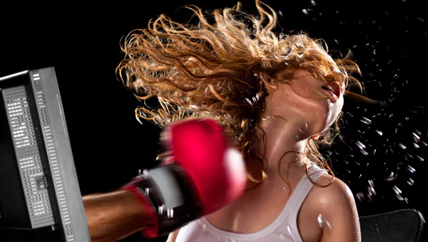Virtual boxer bate o rosto da menina do computador — Fotografia de Stock