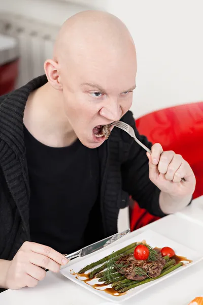 Hombre Crasy come sushi . — Foto de Stock