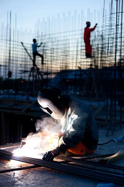 Soldador de trabalho — Fotografia de Stock