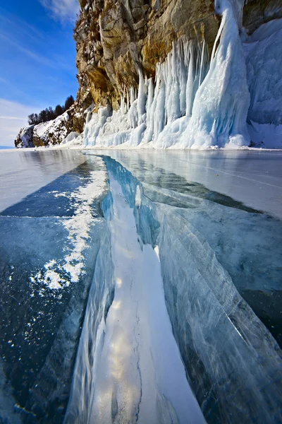 Μεγάλη ρωγμή μέσα από χοντρό πάγο — Φωτογραφία Αρχείου