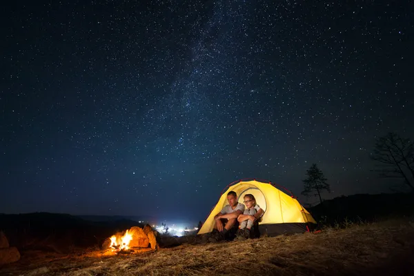 Touristes dans un camp — Photo