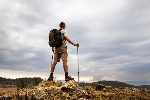 Backpacker guardando il cielo — Foto Stock