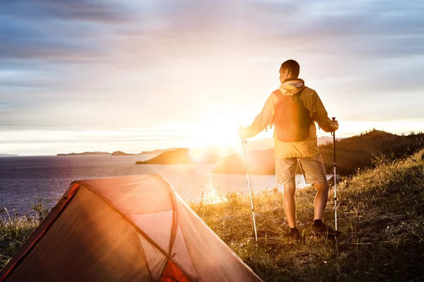 Mochilero en un campamento — Foto de Stock