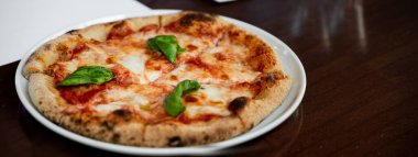 Yatay pankart ya da başlık yakın plan İtalyan pizzası Margherita masada.