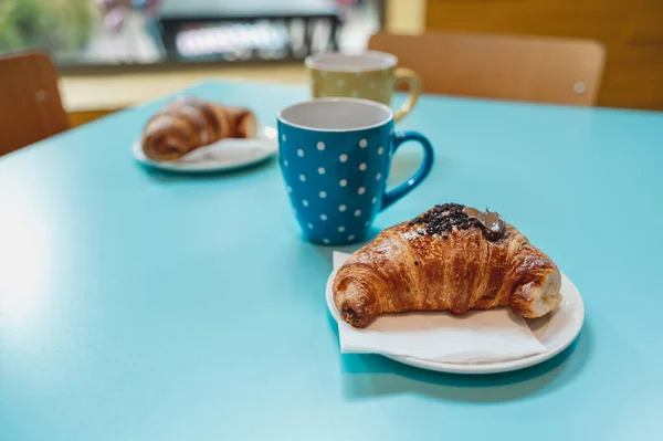 Croissants Großaufnahme Und Kaffeebecher Auf Restauranttisch — Stockfoto