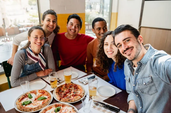 Grupo Multiétnico Seis Amigos Tirar Uma Foto Selfie Restaurante Mesa — Fotografia de Stock