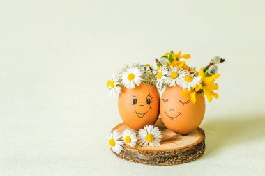 Yumurtalı Paskalya kompozisyonu, arka planda sarı çiçekli dallar..