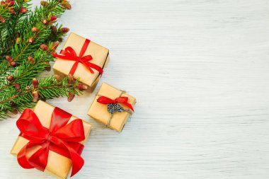 Hafif bir arka planda ladin pençeleri ve hediyelerin yeni yıl kompozisyonu, Noel süslemesi